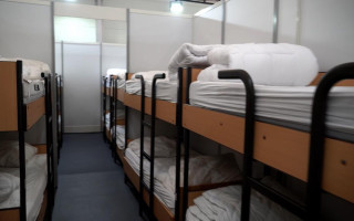 У Берліні виселяють українських біженців із найбільшого центру в «Тегелі»