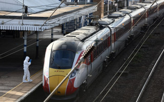 Бійня у британському поїзді – десятки пасажирів стали жертвами нападу з ножем