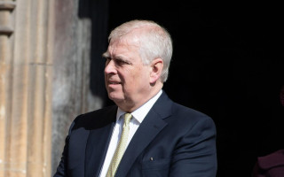 Принц Эндрю будет получать ежегодное денежное пособие после лишения титулов — The Guardian