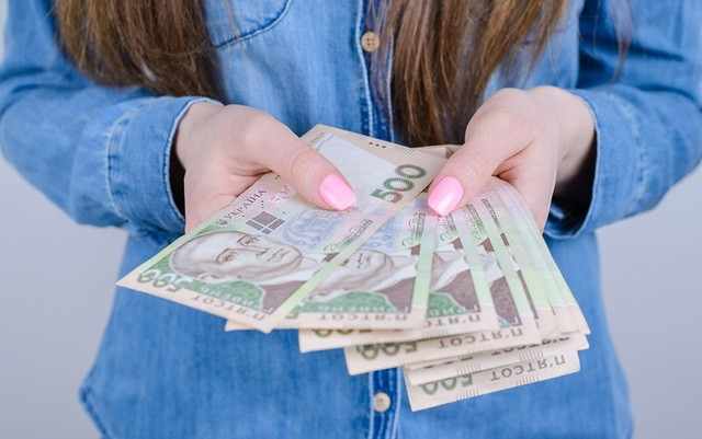 Могут ли работодатели премировать работников к праздникам во время военного положения — Гоструда объяснила