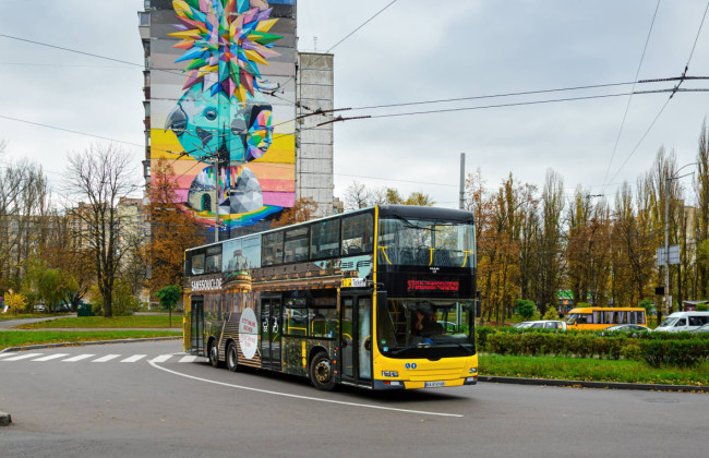 В Киеве вышел на маршрут третий двухэтажный автобус, но отличающийся от предшественников