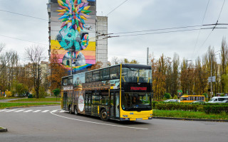 В Киеве вышел на маршрут третий двухэтажный автобус, но отличающийся от предшественников