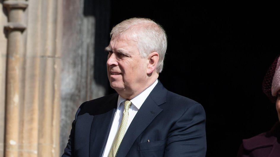 Принц Эндрю будет получать ежегодное денежное пособие после лишения титулов — The Guardian