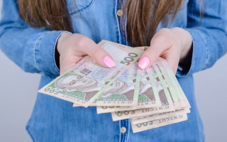 Могут ли работодатели премировать работников к праздникам во время военного положения — Гоструда объяснила