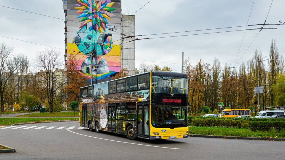 В Киеве вышел на маршрут третий двухэтажный автобус, но отличающийся от предшественников