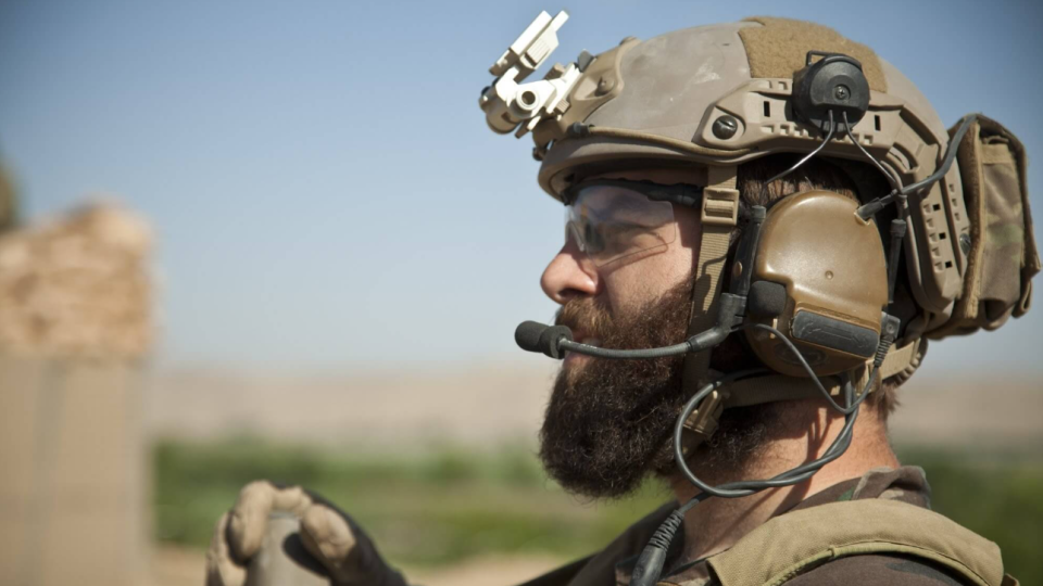 Предприятия, передающие военным каски, не уплачивают НДС — что нужно знать