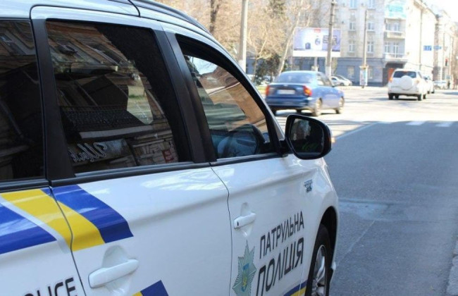 Инспектор патрульной службы во время дежурства забрал шлем и тактические перчатки с места ДТП и выставил их на OLX