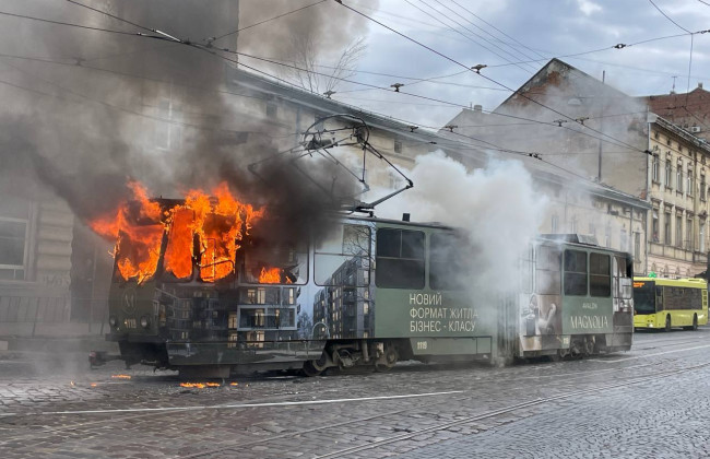 У центрі Львова посеред дня загорівся трамвай – фото