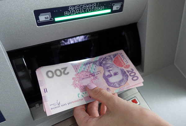 Средняя зарплата в Украине выросла до 26,6 тысяч грн, но разрыв между регионами и отраслями — значительный