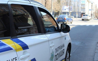 Инспектор патрульной службы во время дежурства забрал шлем и тактические перчатки с места ДТП и выставил их на OLX