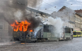 В центре Львова среди дня загорелся трамвай – фото