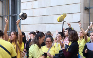 В Барселоне забастовка воспитателей парализовала работу детских садов — двери запечатали силиконом