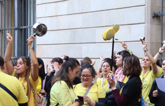 У Барселоні страйк вихователів паралізував роботу дитячих садків — двері запечатали силіконом