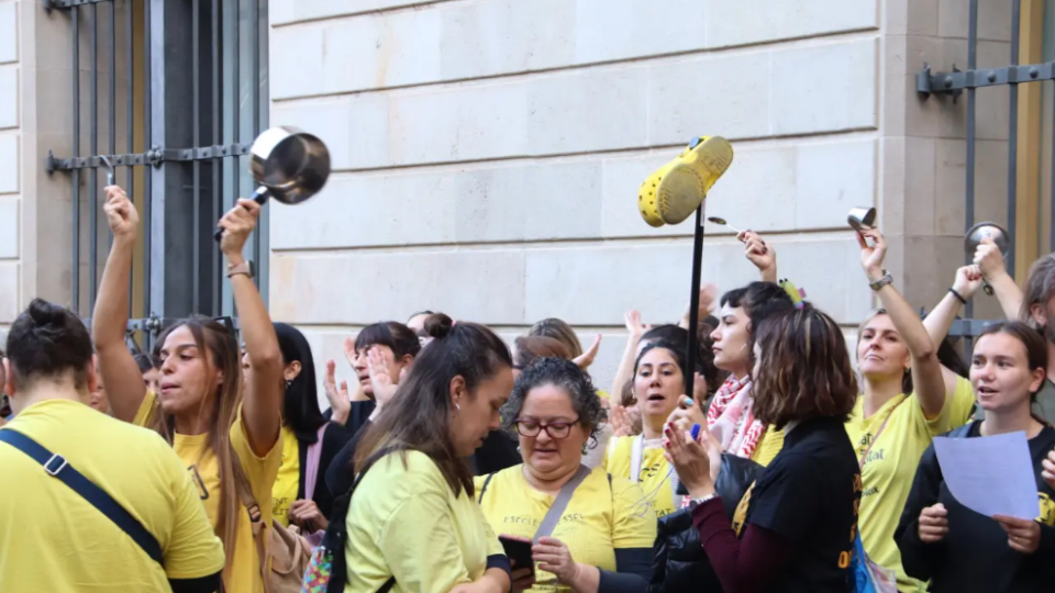 У Барселоні страйк вихователів паралізував роботу дитячих садків — двері запечатали силіконом