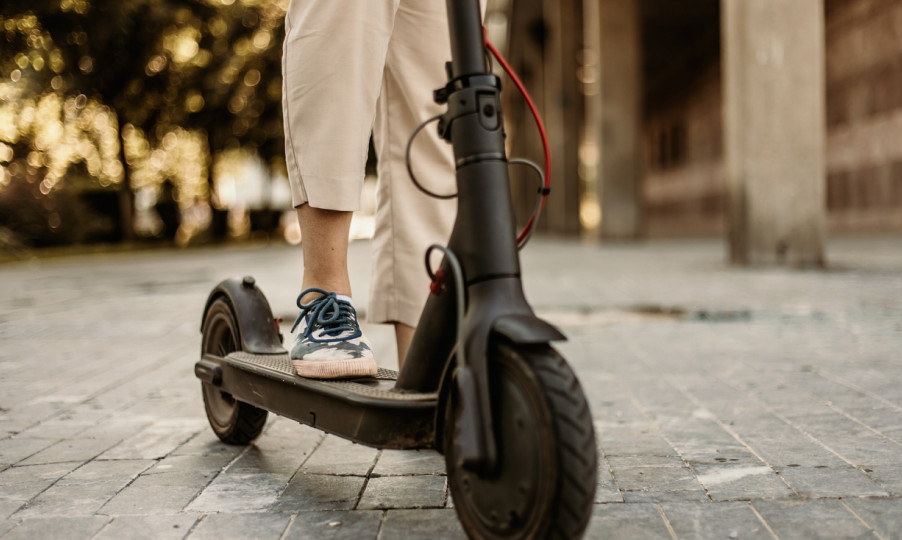 Водійка електросамоката відмовилася від огляду на стан сп’яніння: у суді пояснили, чому це адмінправопорушення
