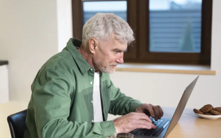 Чи потрібно працюючому пенсіонеру сканувати трудову книжку і подавати її до ПФУ — роз’яснення