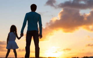 Дочь переехала жить от матери к отцу — кому теперь следует платить алименты