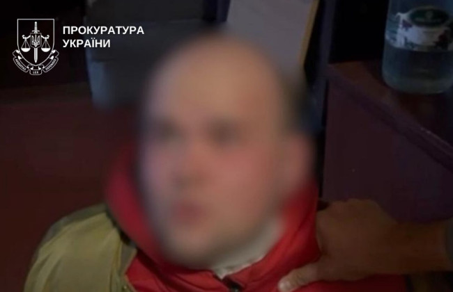 У Києві відправили за ґрати чоловіка, який плював жінкам з дітьми в обличчя та тягав за волосся