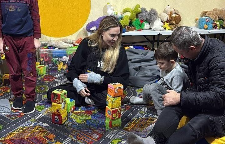 Анджелина Джоли посетила медучреждения Херсона