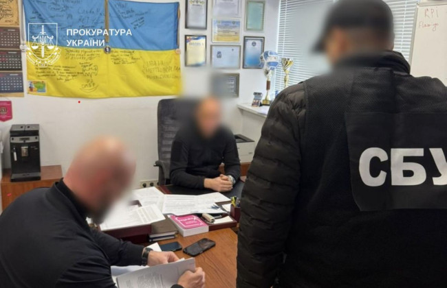 Схема на розмитненні авто: затримали посадовців Київської митниці за хабар у 2400 доларів