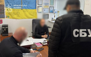 Схема на розмитненні авто: затримали посадовців Київської митниці за хабар у 2400 доларів