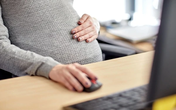 В Гоструда объяснили, что делать, если с беременной работницей истекает срок трудового договора