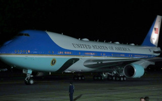 На авиабазе США, где стоит самолет Трампа, заболели люди после вскрытия посылки