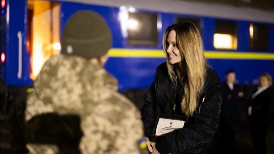 Пограничники подарили Анджелине Джоли жетон и украинскую символику – фото