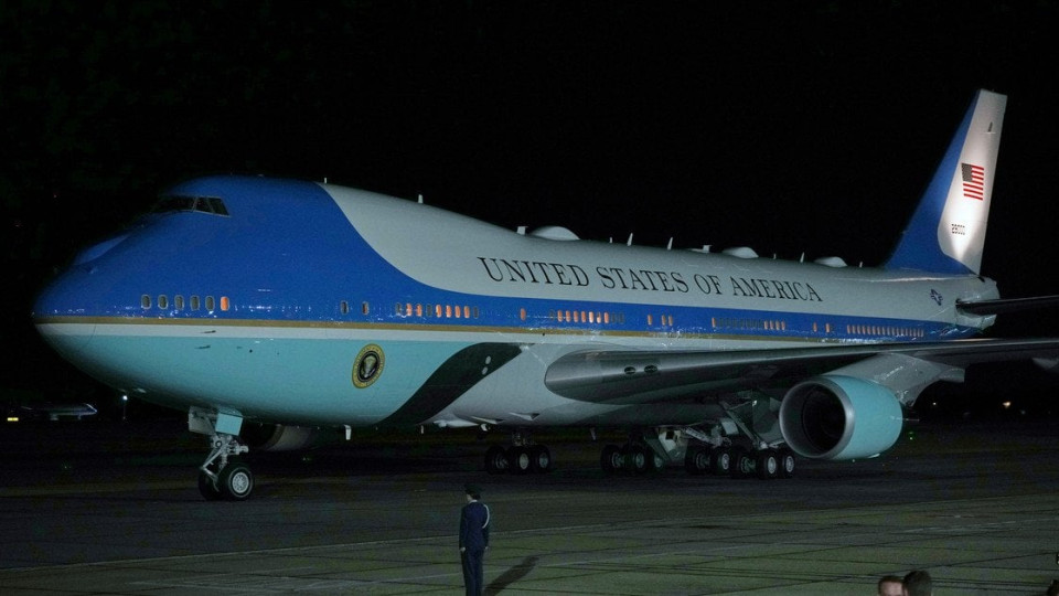 На авіабазі США, де стоїть літак Трампа, захворіли люди після відкриття посилки
