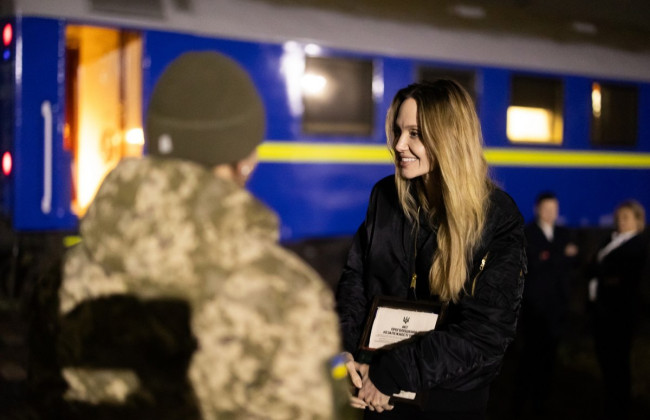 Прикордонники подарували Анджеліні Джолі жетон та українську символіку – фото
