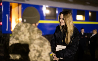 Пограничники подарили Анджелине Джоли жетон и украинскую символику – фото