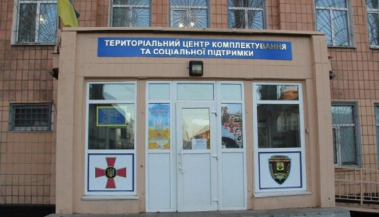 У Тернополі з п’ятого поверху ТЦК випав чоловік — що кажуть у центрі комплектування