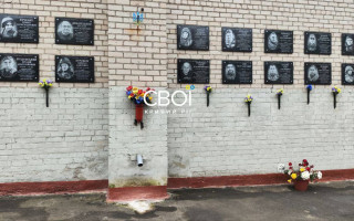 У Кривому Розі невідомі облили чорною фарбою портрети загиблих воїнів на стіні гімназії