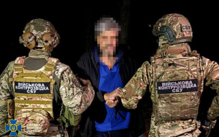 В Харькове мужчину задержали при установке растяжки в парке