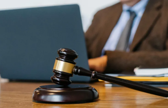 Британского юриста лишили лицензии за обман клиента в деле о предоставлении убежища