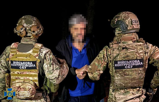 В Харькове мужчину задержали при установке растяжки в парке