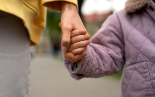 Як оформити допомогу на дитину одинокій матері — роз’яснення Пенсійного фонду