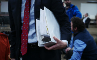 НАГС: лишь 30% опрошенных госслужащих считают оплату труда справедливой, а 15% — конкурентной