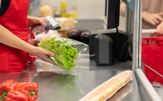 В Украине зарплаты в сфере торговли выросли на треть за год