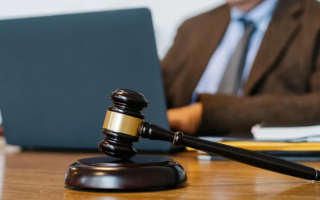 Британського юриста позбавили ліцензії за обман клієнта у справі про надання притулку