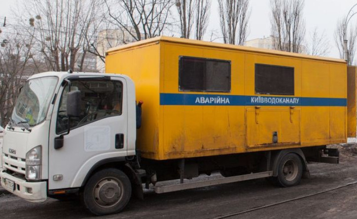 На Печерском спуске в Киеве прорвало трубопровод