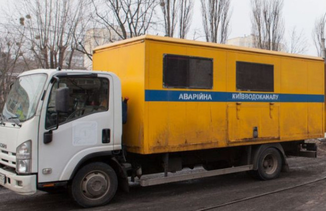 На Печерському узвозі у Києві прорвало трубопровід