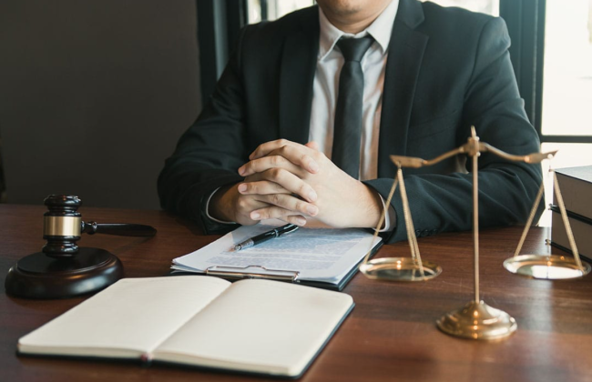 Британский юрист, который «работал все выходные», добился повышения гонорара через суд