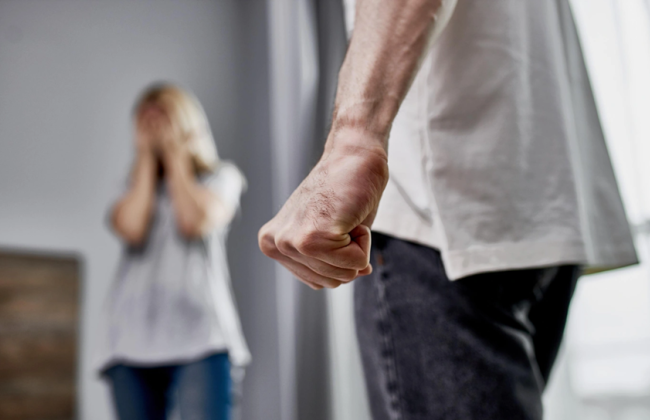 Суд заборонив чоловіку протягом пів року наближатися до колишньої дружини та сина — деталі справи