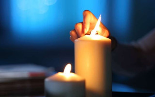 Українцям нагадали, як безпечно користуватися свічками під час відключень світла