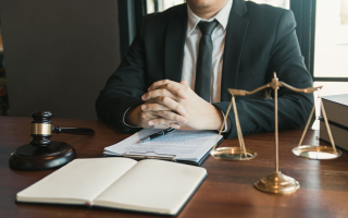 Британский юрист, который «работал все выходные», добился повышения гонорара через суд