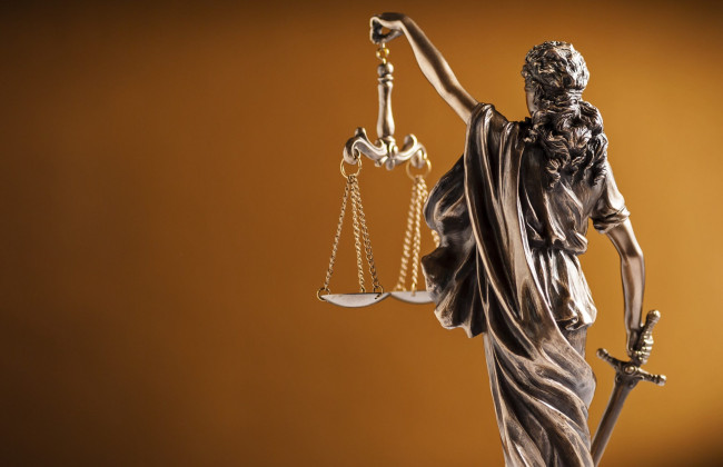 На Прикарпатті чоловіка засудили до 5 років ув’язнення за крадіжку парфумів і підпал авто