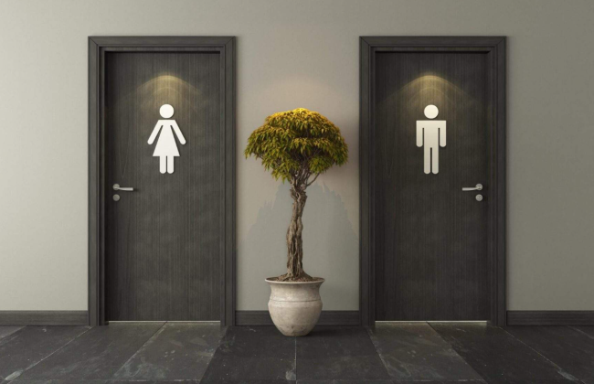 Из-за автоматического дверного доводчика в туалете женщина лишилась пальца, но суд не усмотрел вины заведения