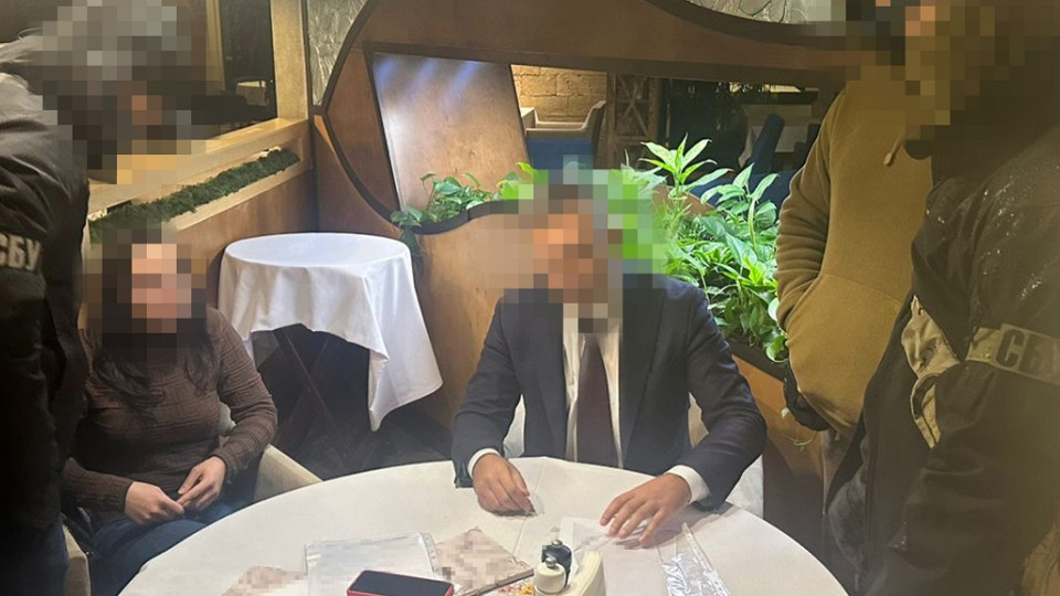 В Києві на хабарі у 160 тисяч доларів США затримано очільника однієї з політичних партій України — СБУ