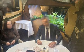 В Києві на хабарі у 160 тисяч доларів США затримано очільника однієї з політичних партій України — СБУ